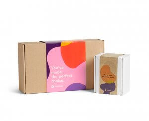 Cajas de cartón con faja multicolor