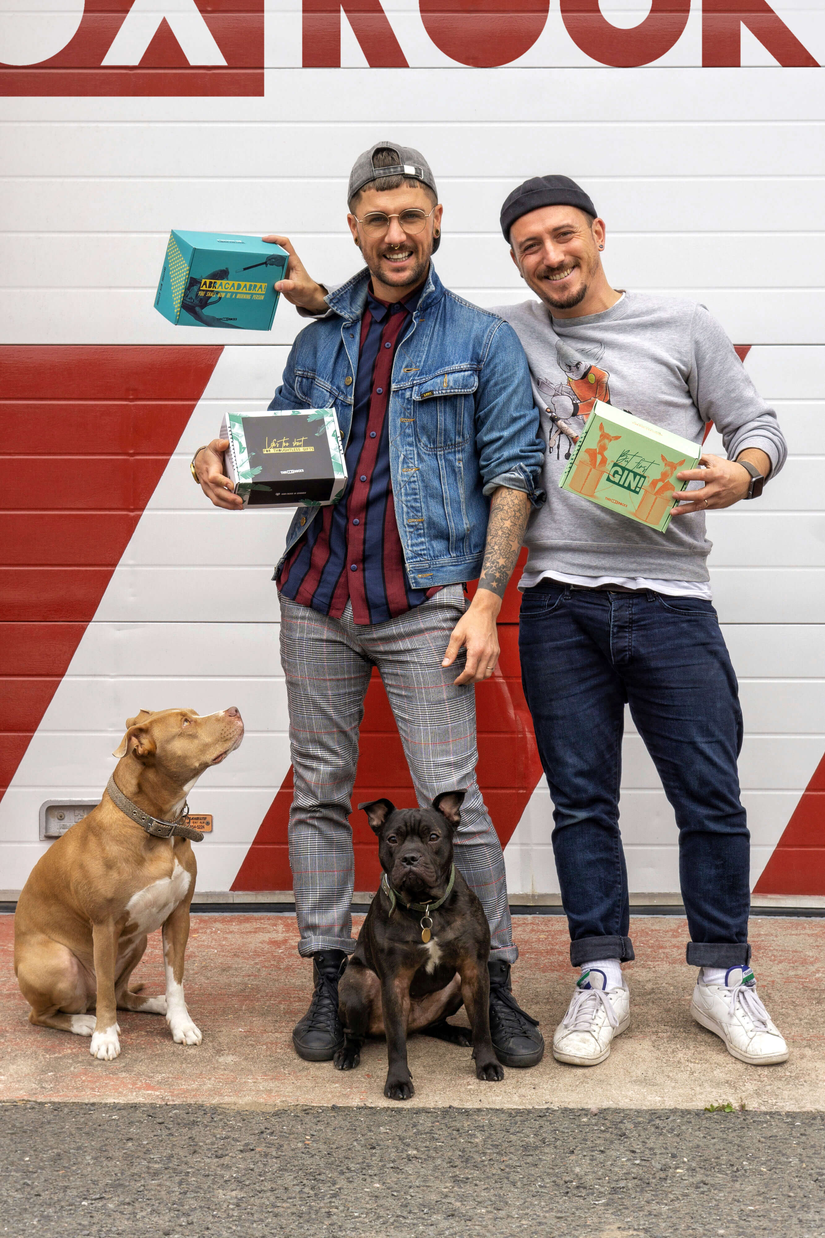 Dos hombres con cajas de cartón impresas packhelp